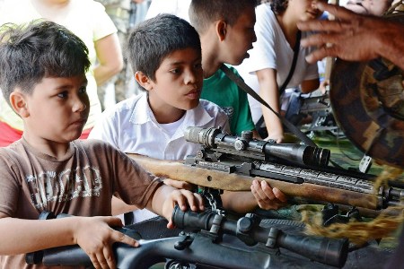 niños con rifles