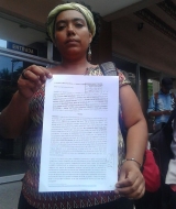 Yessica Trinidad de la Red de defensoras de Honduras sostiene la denuncia presentada este 10 de junio en el Ministerio Público contra fiscales y un agente de la ATIC a cargo de investigar estudiantes de la UNAH