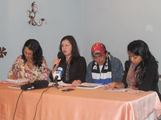 En la mesa de Izquierda a Derecha: Gilda Rivera (Centro de Derechos de Mujeres), Erika Guevara Rosas (Amnistía Internacional), José Concepción Martinez (COPINH) y Katherin Cruz (Red Nacional de Defensoras).