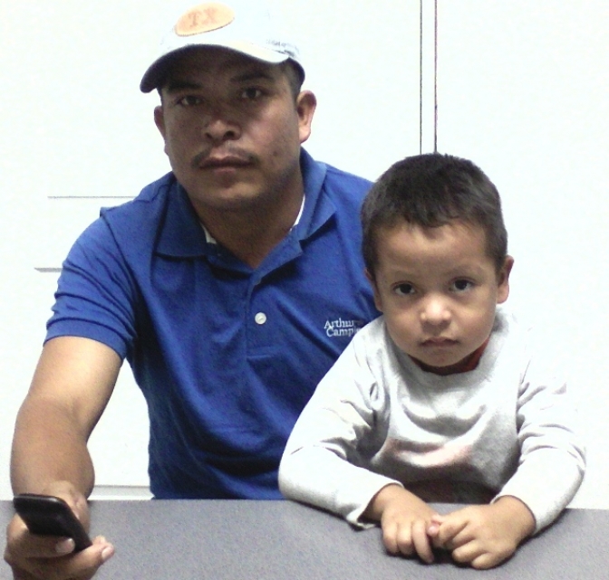 Victor Vásquez de MILPAH junto a su hijo pequeño