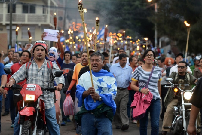 El año pasado marcharon en Tegucigalpa, Honduras, manifestantes que pedían la renuncia del Presidente Juan Orlando Hernández. Credit