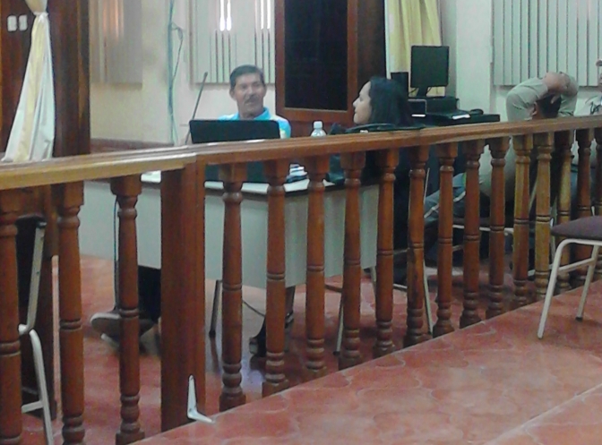 Gilberto Gálvez junto a su abogada esperan el fallo del tribunal