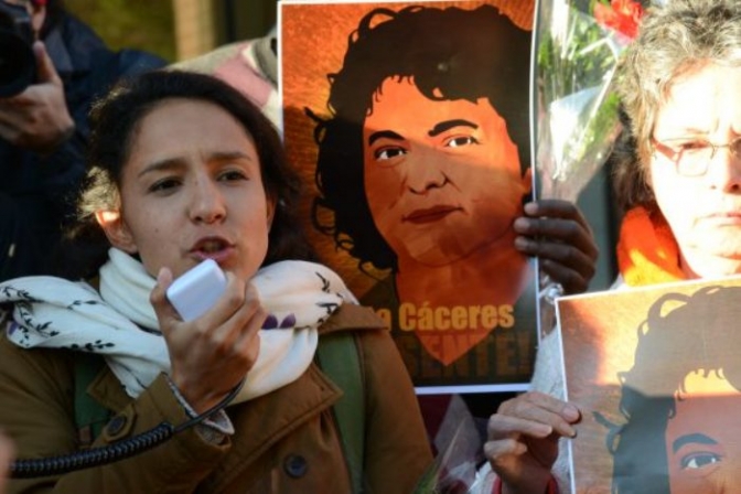 Hija de Berta Cáceres durante una manifestación por su muerte. 