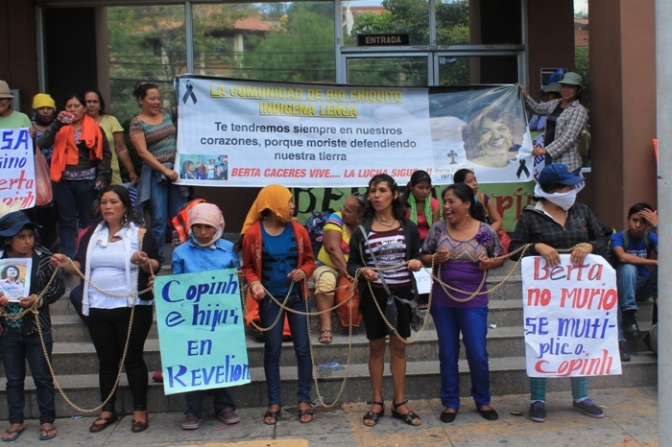 Mantas y consignas de Mujeres lencas exigiendo justicia en caso Bertha Cáceres desata represión de militares
