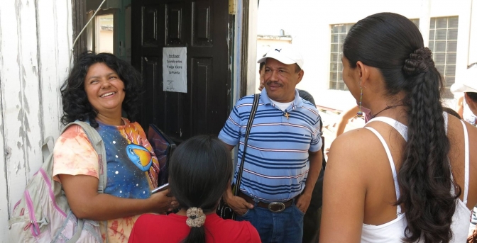 Berta Cáceres, a la izquierda, junto a Pedro Canales de la ADEPZA, Asociación para el Desarrollo de la Península de Zacate Grande. Vittorio Infante (para AMNISTÍA INTERNACIONAL)