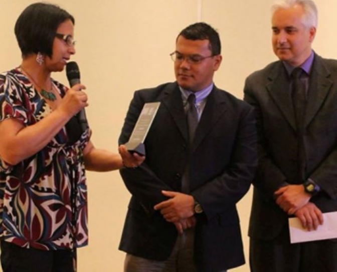 Fred Alvaradp, centro, recibe el premio &quot;Escribir sin Miedo&quot; el 25 de mayo de 2015 de manos de Brendan De Caires, de Pen Canadá y de Dina Meza-Pen Honduras
