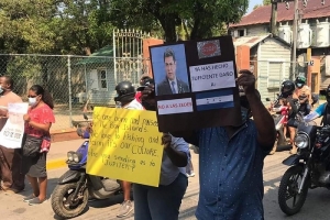 protesta en Roatán, Islas de la Bahía, exigiendo no a las ZEDE