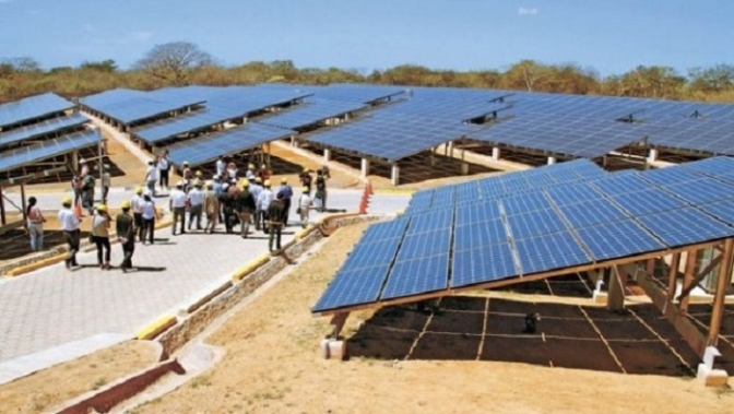 Cuando llegó ofreció el sol y la luna: Empresa de energía solar se le esconde a comunidades para no cumplir promesas