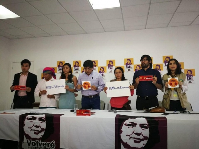 En la foto los participantes en la conferencia de prensa donde estaban las dos hijas de Berta Cáceres, los abogados y representantes del COPINH, portaban un cartan donde señalan que el MP no les representa.