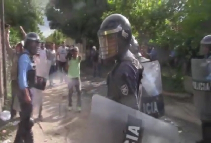 Periodista de MetroTv es agredido durante trasmisión en vivo de una protesta por defensa del agua