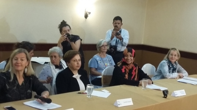 Sentadas al centro: Ebadi y Karman
