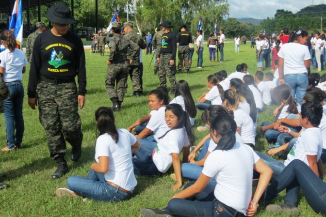 Solo en el 2017 fueron capacitados en estrategias de guerra unos 28 mil 500 niños y niñas por las Fuerzas Armadas de Honduras.El impacto que tendrá en sus mentes este adiestramiento presagia un futuro con mentalidad guerrerista