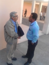 Jairo López conversa con el abogado Laureano Carbajal quien es su apoderado legal por parte de la Asociación por la Democracia y los Derechos Humanos, ASOPODEHU