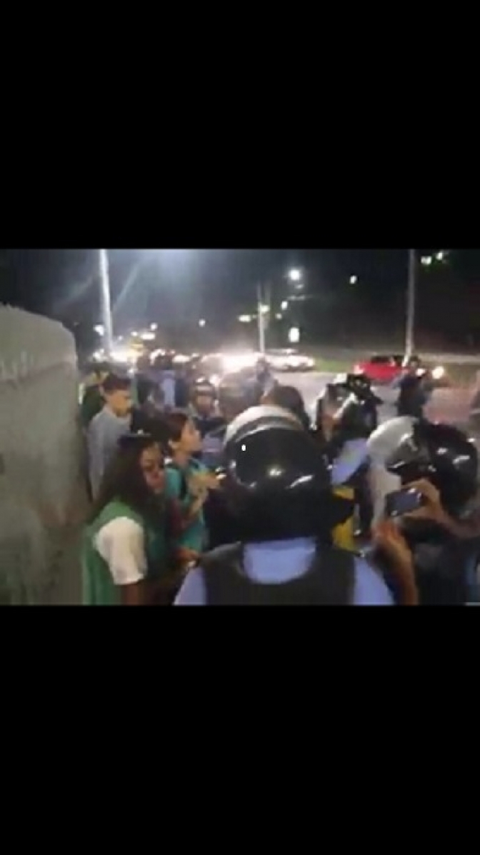 En un video grabado de la acción policial se puede observar cómo acosan a los defensores de derechos humanos