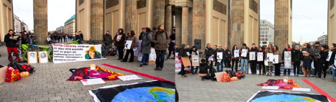 Manifestación en La Puerta Brandenburgo, en el centro de Berlín. Organizaciones solidarias con América Latina expusieron cómo la criminalización de las personas defensoras en el continente trae consigo la muerte con el contubernio de gobiernos, transnacionales e instituciones financieras
