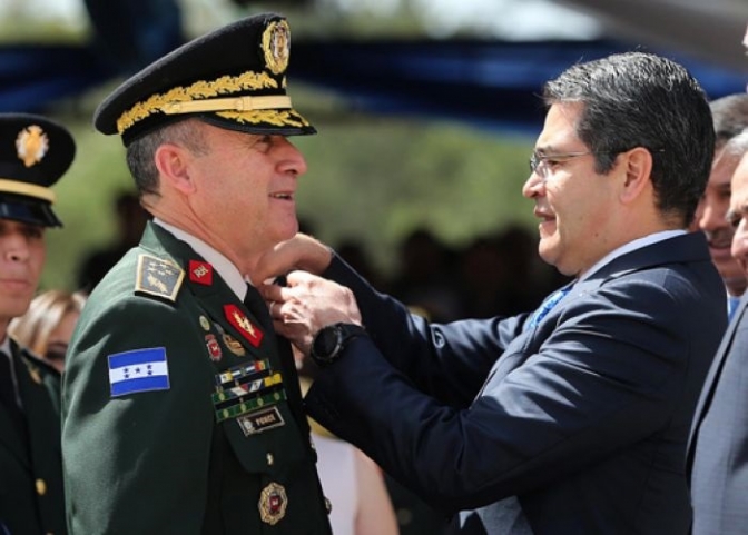 En la foto JOH juramenta en febrero de este año al jefe del Estado Mayor Conjunto de las FFAA, general René Orlando Ponce Fonseca.