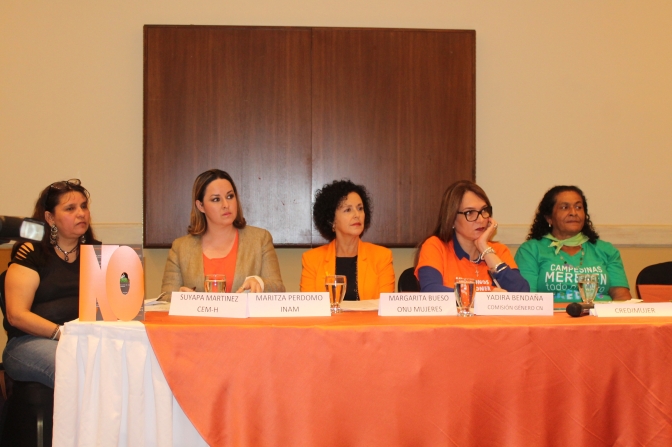 En la mesa: Suyapa Martinez ,CEM-H, Maritza Perdomo,INAM, Margarita Buezo,ONU-Mujeres, Yadira Bendaña ,diputada del Parlamento y Esperanza Cardona , de Mujeres del Campo