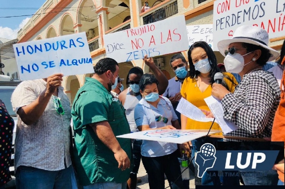 El Frente Común Contra las ZEDE hizo entrega del planteamiento a la vicealcaldesa Alba Zepeda, de La Ceiba.
