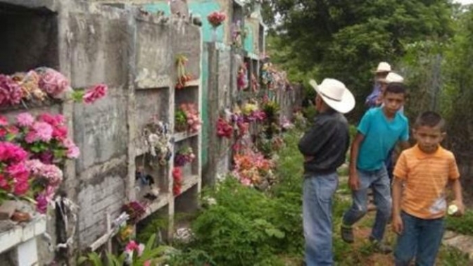 En el cementerio de Azacualpa, los muertos descansen en la cima de una montaña de oro