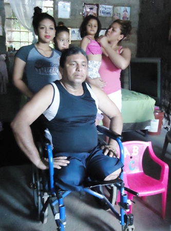 Carlos Roberto Borjas e hijas los Limones