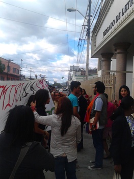 estudiantes afuera inicial