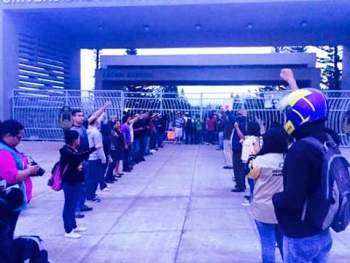 estudiantes mano alto