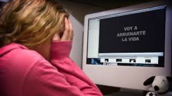 mujer acosada