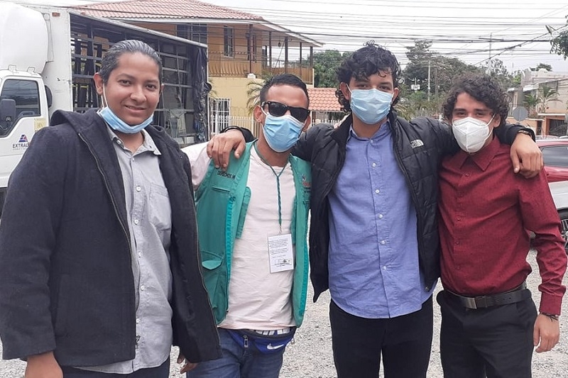 En la foto: Después de salir del Juzgado de lo Penal, Josue Rafael Fonseca, Eduardo Molina y Joel Rojas, junto a Kevin Cubas, de la ASOPODEHU quien les acompañó en todo el proceso desde su detención en el Core7.