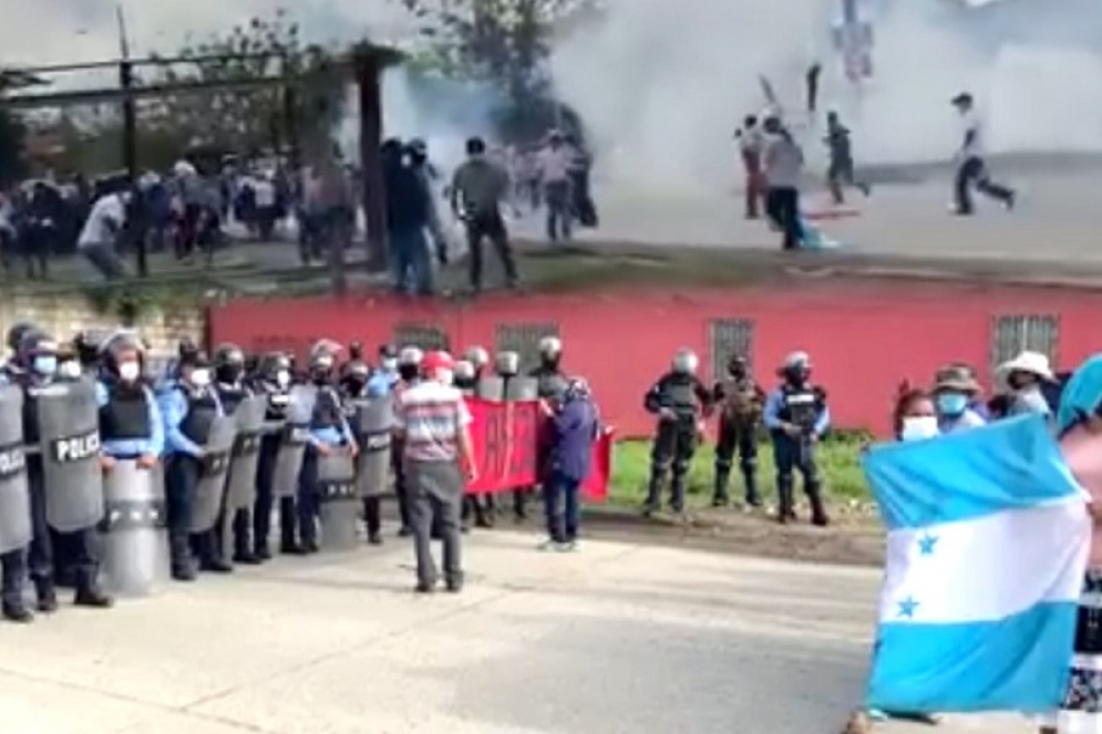 Policías reprimen caminata pacífica de pobladores afectados por los huracanes ETA e IOTA