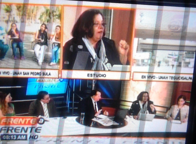 Rectora Julieta Castellanos frente a frente a las cámaras pero de espaldas al diálogo planteado por los estudiantes de la UNAH