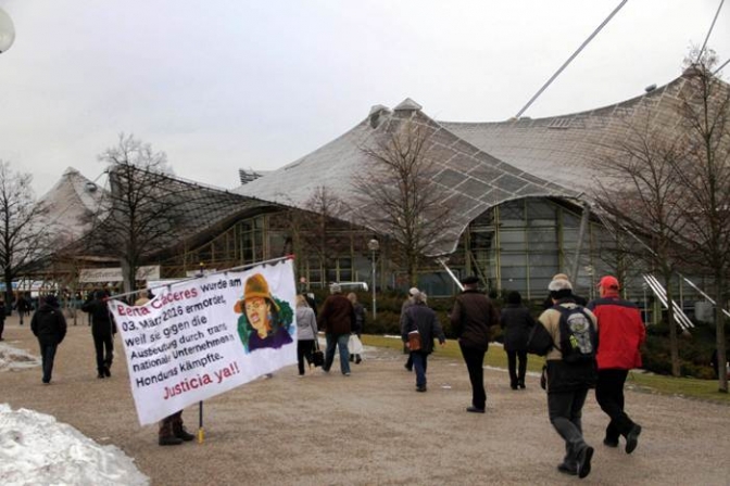 COPINH en Munich: Demandamos que Siemens ya no siga manchándose de sangre con los asesinatos y exterminio de nuestras comunidades indígenas Lencas