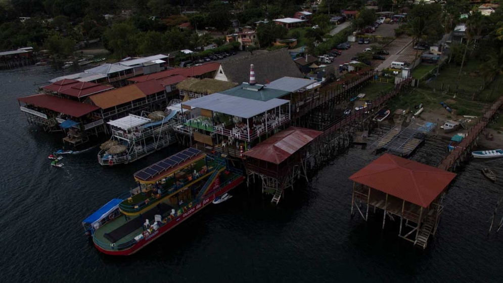 El lago de Coatepeque es parte de la zona núcleo de la Reserva de Biósfera Apaneca Ilamatepec. Entre 2018 y 2020, el Juzgado Ambiental de Santa Ana abrió 44 expedientes de medidas cautelares por daños ambientales. Una de las primeras fue en contra de los restaurantes: Las Palmeras, El Faro, Rancho Alegre y La Octava Maravilla, por el mal manejo de sus aguas negras y grises.