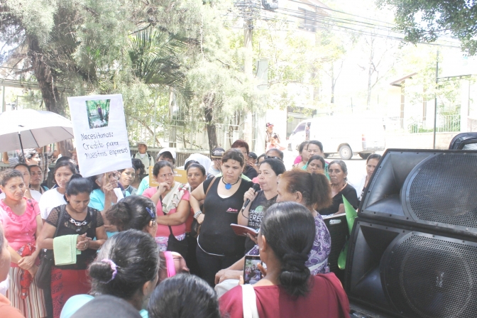 Gobierno le sigue dando largas para aprobar  créditos a las mujeres rurales