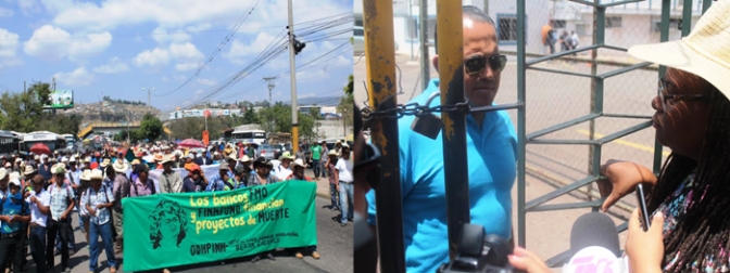                                                                                      Miriam Miranda, Coordinadora de OFRANEH, de sombrero, al momento de dialogar con uno de los empleados de SERNA