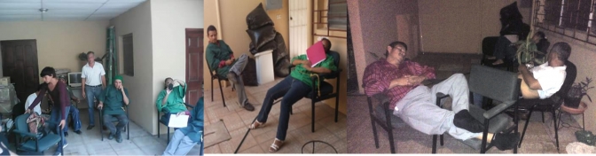 Al fondo puede verse bolsas de basura. Cansados de tanta espera están dormidos en incómoda posición 