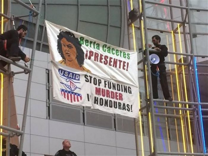 Mensajes en solidaridad a la lucha de Bertha Cáceres y para que cese la ayuda financiera a Honduras por parte de USAID destinada para proyectos extractivos. 