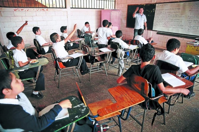 La pobreza, violencia y desplazamiento deja fuera de la escuela al 56% de niños y niñas en Honduras