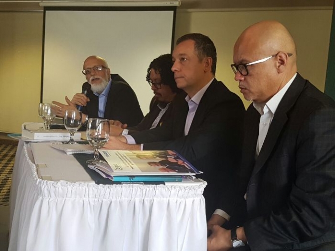 De izquierda a derecha: Gustavo Irías-Cespad; el sociólogo Eugenio Sosa;Hervé Bund, director de país de Trocaire y el sociólogo Rolando Sierra