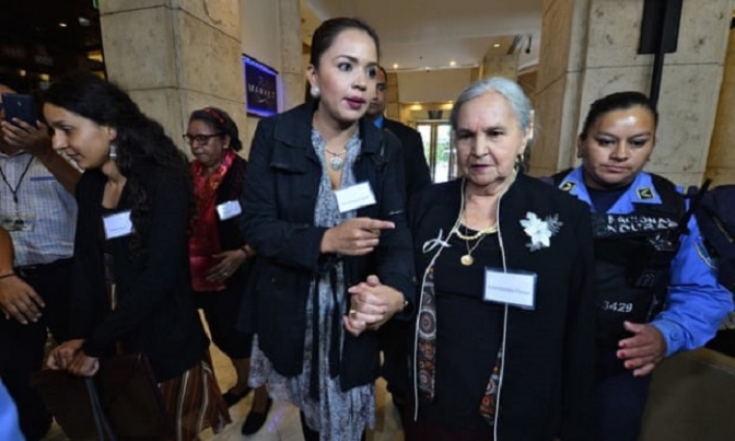 La madre de Berta Cáceres, Austra Berta Flores, derecha, y sus hijas, Olivia, centro, y Berta Zuniga Cáceres, izquierda, salen de una reunión con la presidenta de la Cámara de Representantes, Nancy Pelosi, el 10 de agosto. Fotografía: Orlando Sierra / AFP / Getty Images