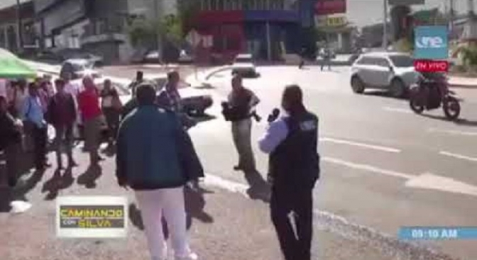 La imagen capta el momento en que el periodista transmite en vivo y su atacante se aproxima para tratar de apuñalarle.