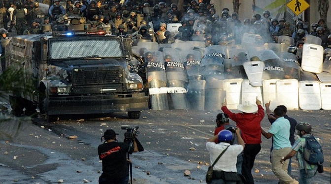 Dictadura perversa y represiva coarta la libertad de la expresión reprimiendo las protestas