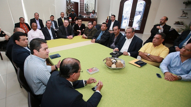 En la foto el mandatario Juan Orlando Hernández en reunión con la Confraternidad Evangélica de Honduras