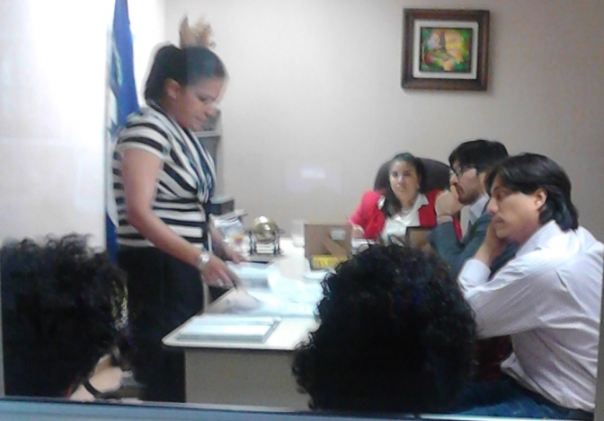 Jueza recusada celebra audiencia a estudiantes universitarios