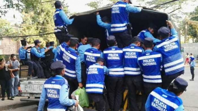 Momentos en que policías suben comandos para ir a las calles