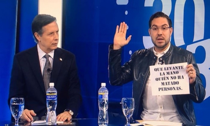 A la izquierda Billy Joya Améndola, a la derecha el diputado Jorge Cálix