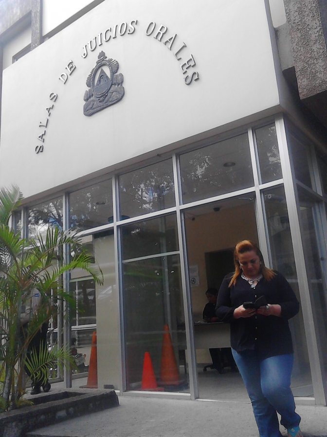 En estos momentos se reanuda juicio de querella por difamación contra Lesbia Pacheco incoada por su agresor