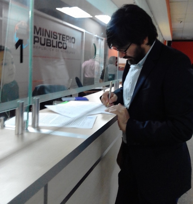 Edy Tábora de C-LIBRE y una representación de la ASOPODEHU interpusieron la denuncia a nombre de la Mesa de DDHH