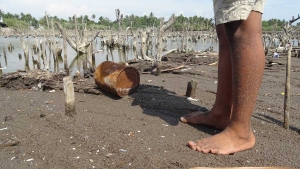 La agonía de una aldea tragada por el mar