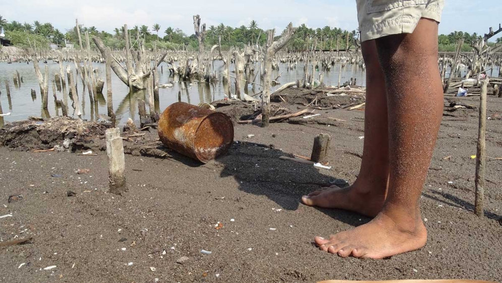 La agonía de una aldea tragada por el mar