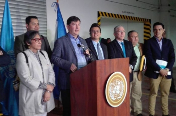 La foto es de una conferencia de prensa de la noche de este miércoles donde el reprsentante de la ONU señala que el diálogo continúa 